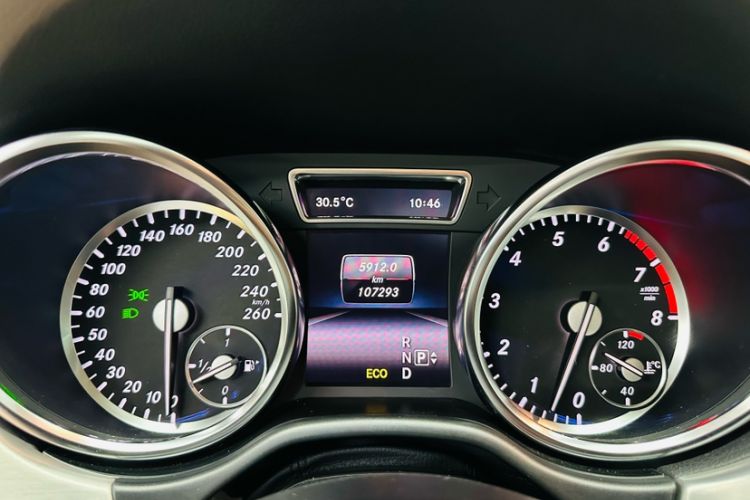 Used Mercedes-Benz M-Class 2015 ML 320 4MATIC Odometer Close Up