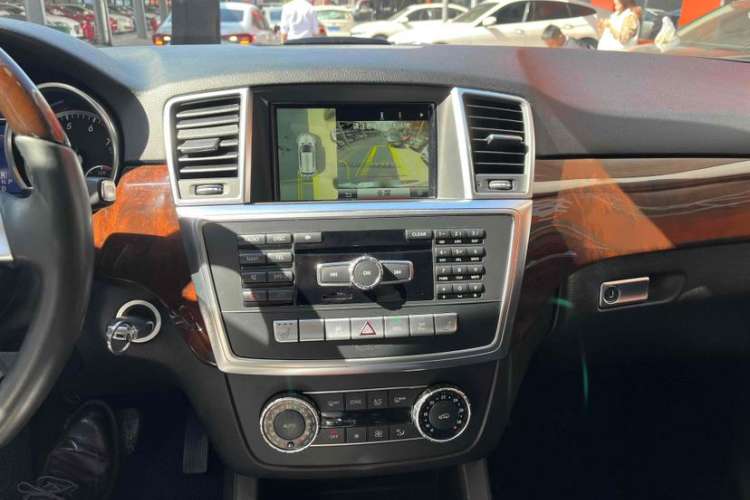 Used Mercedes-Benz M-Class 2015 ML 400 4MATIC Luxury Model Audio And AC Panel