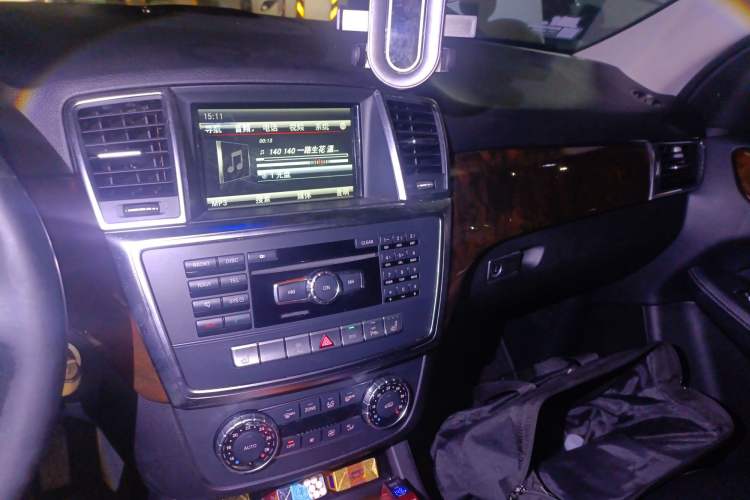 Used Mercedes-Benz M-Class 2015 ML 400 4MATIC Dynamic Model Audio And AC Panel