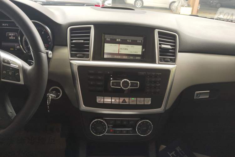 Used Mercedes-Benz M-Class 2015 ML 320 4MATIC Audio And AC Panel