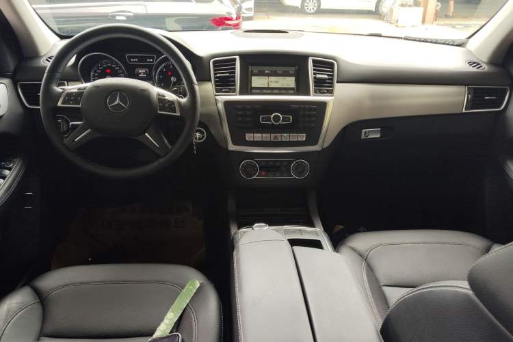 Used Mercedes-Benz M-Class 2015 ML 320 4MATIC Center Console