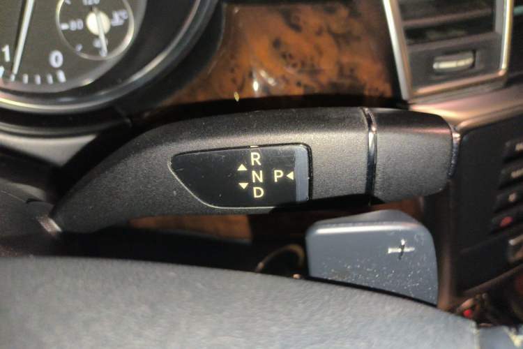 Used Mercedes-Benz M-Class 2015 ML 400 4MATIC Dynamic Model Gear Lever