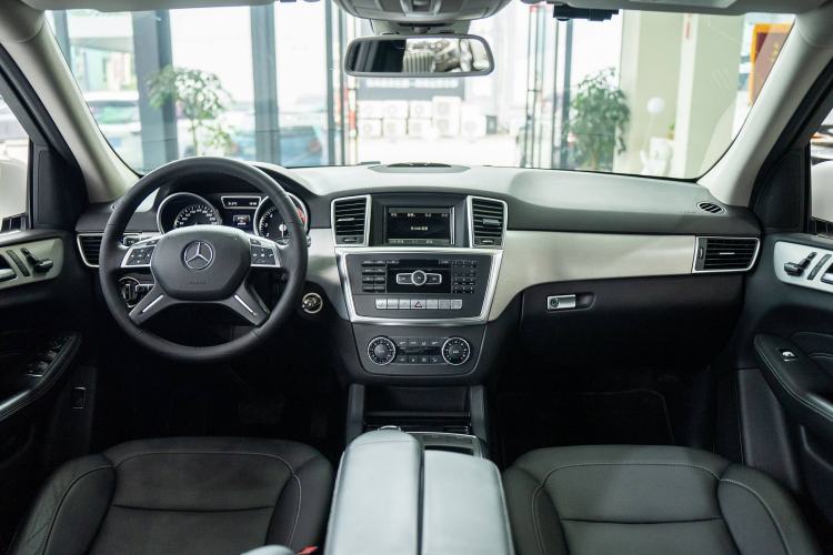 Used Mercedes-Benz M-Class 2015 ML 320 4MATIC Interior 1