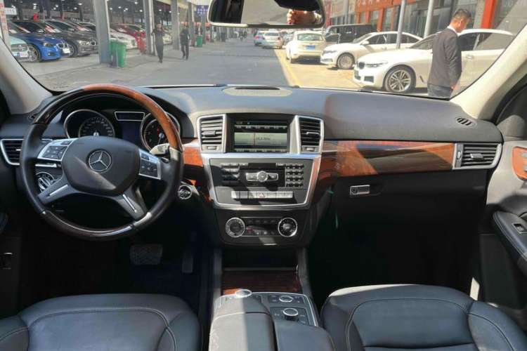 Used Mercedes-Benz M-Class 2015 ML 400 4MATIC Luxury Model Interior 1