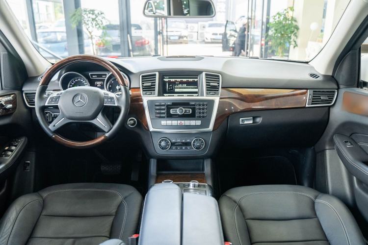 Used Mercedes-Benz M-Class 2015 ML 400 4MATIC Luxury Model Interior 1