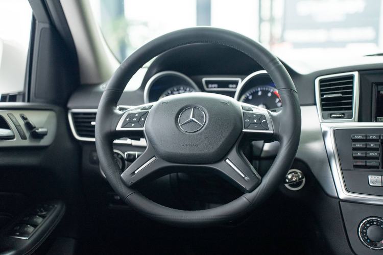 Used Mercedes-Benz M-Class 2015 ML 320 4MATIC Interior 2