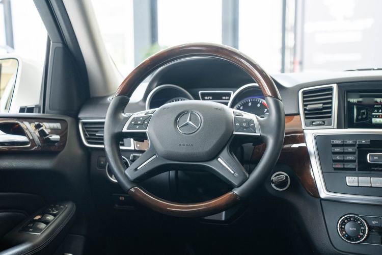 Used Mercedes-Benz M-Class 2015 ML 400 4MATIC Luxury Model Interior 2