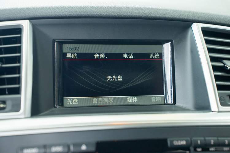 Used Mercedes-Benz M-Class 2015 ML 320 4MATIC Interior 3