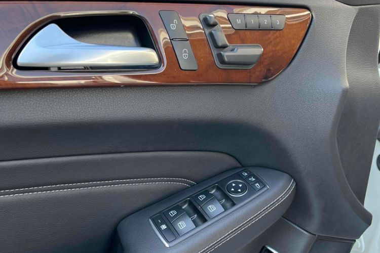 Used Mercedes-Benz M-Class 2015 ML 400 4MATIC Luxury Model Interior 3