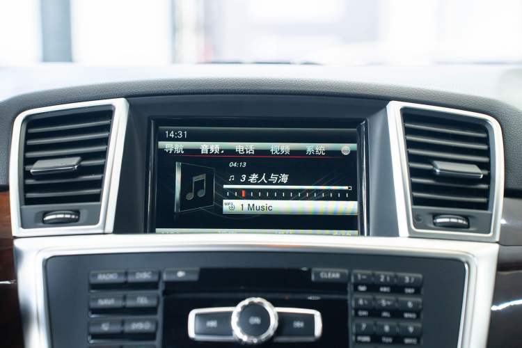 Used Mercedes-Benz M-Class 2015 ML 400 4MATIC Luxury Model Interior 3