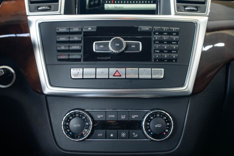 Used Mercedes-Benz M-Class 2015 ML 400 4MATIC Luxury Model Interior 4