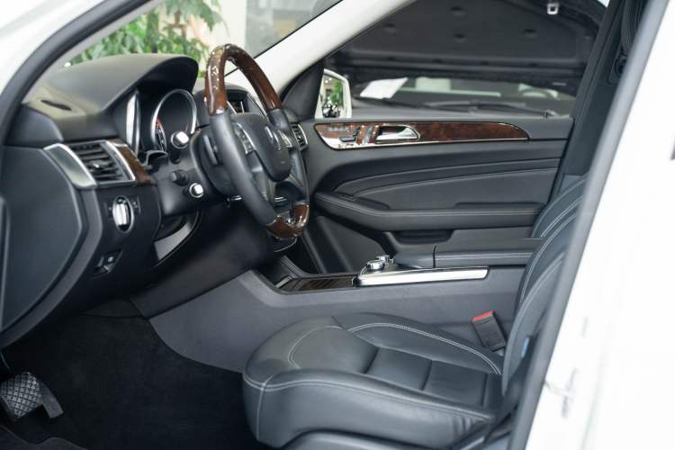 Used Mercedes-Benz M-Class 2015 ML 400 4MATIC Luxury Model Interior 6