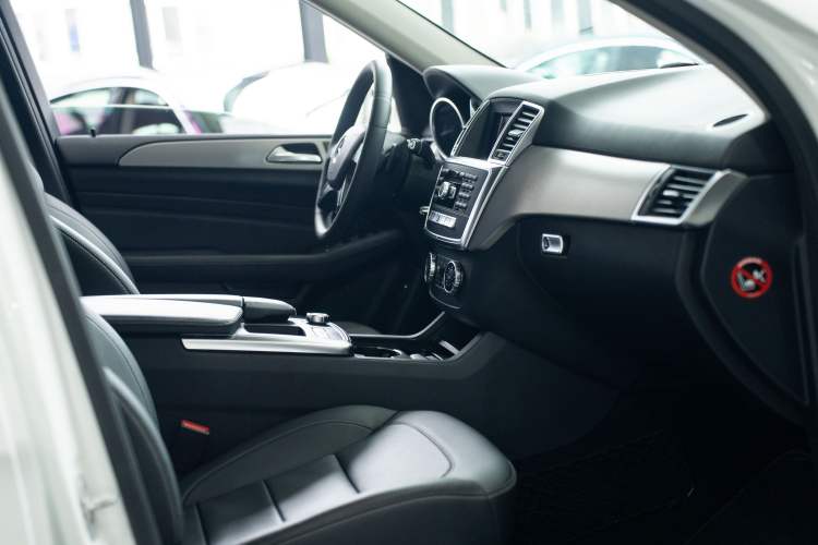 Used Mercedes-Benz M-Class 2015 ML 320 4MATIC Interior 8