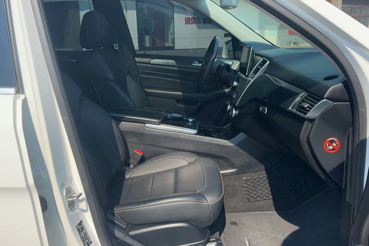 Used Mercedes-Benz M-Class 2015 ML 320 4MATIC Interior 8