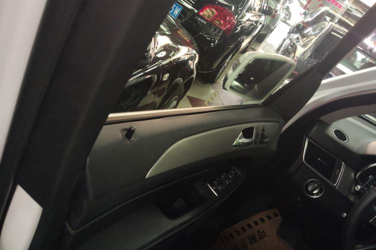 Used Mercedes-Benz M-Class 2015 ML 320 4MATIC Left Front Door Interior
