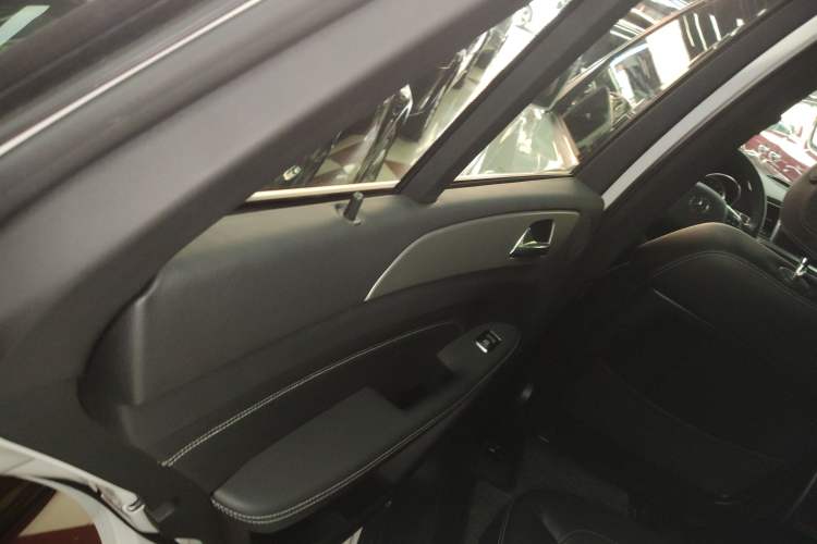 Used Mercedes-Benz M-Class 2015 ML 320 4MATIC Left Rear Door Interior