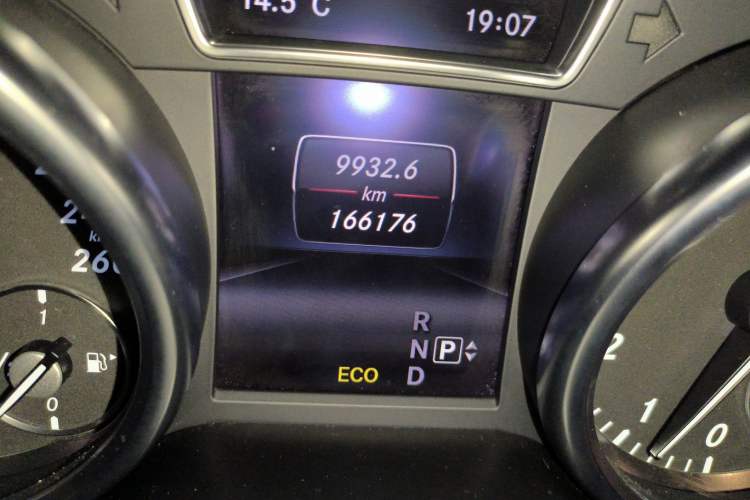 Used Mercedes-Benz M-Class 2015 ML 400 4MATIC Dynamic Model Odometer Close Up