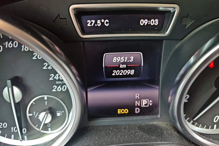 Used Mercedes-Benz M-Class 2015 ML 400 4MATIC Luxury Model Odometer Close Up