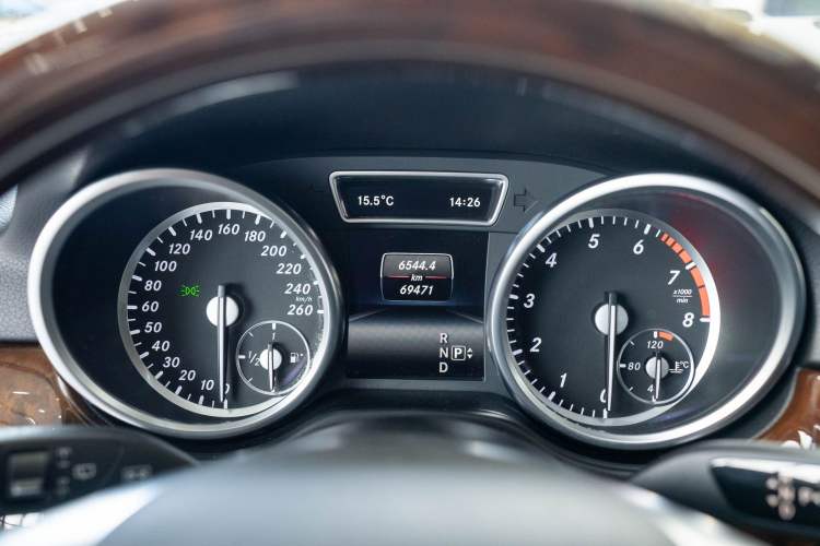 Used Mercedes-Benz M-Class 2015 ML 400 4MATIC Luxury Model Odometer Close Up