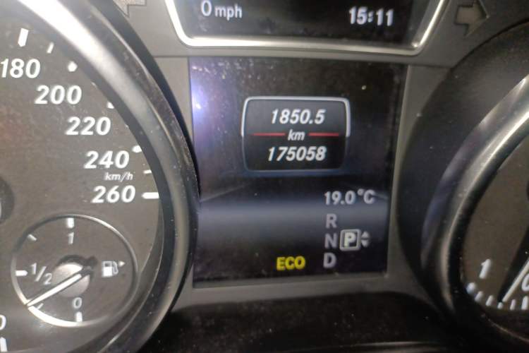 Used Mercedes-Benz M-Class 2015 ML 400 4MATIC Dynamic Model Odometer Close Up