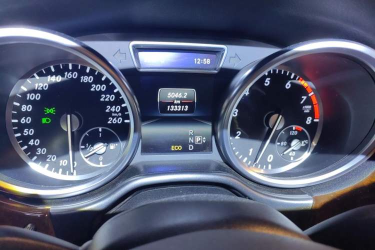 Used Mercedes-Benz M-Class 2015 ML 400 4MATIC Luxury Model Odometer Close Up