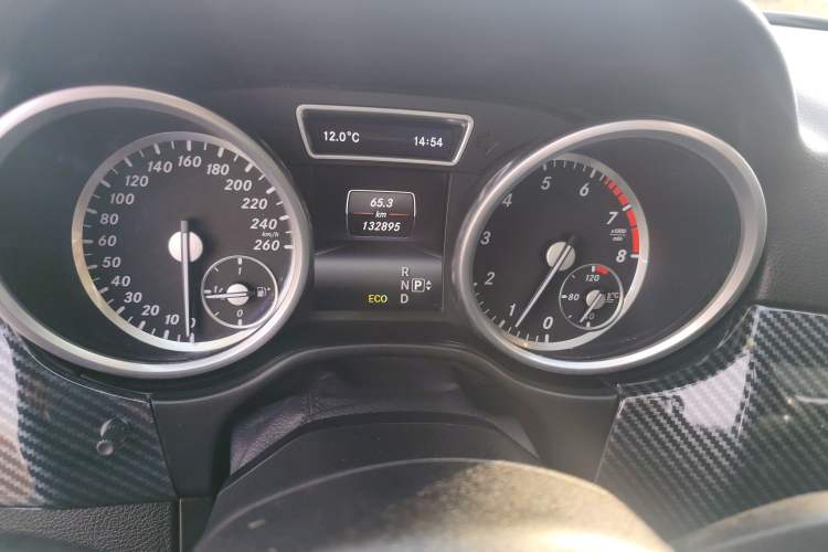 Used Mercedes-Benz M-Class 2015 ML 320 4MATIC Odometer Close Up