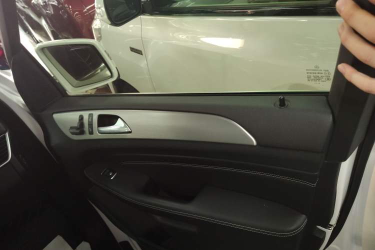 Used Mercedes-Benz M-Class 2015 ML 320 4MATIC Right Front Door Interior