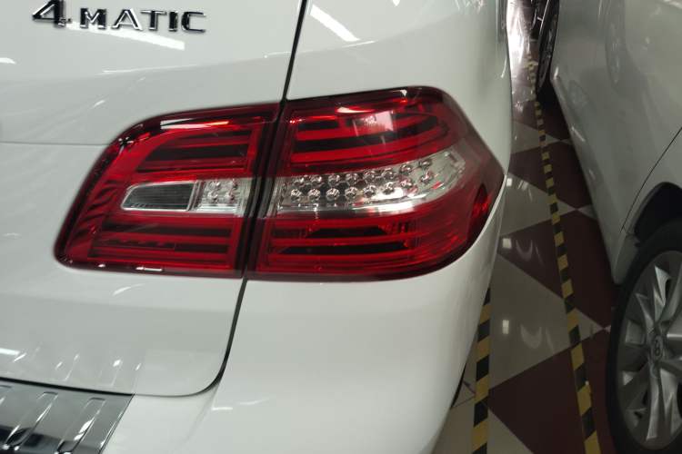 Used Mercedes-Benz M-Class 2015 ML 320 4MATIC Right Rear Taillight