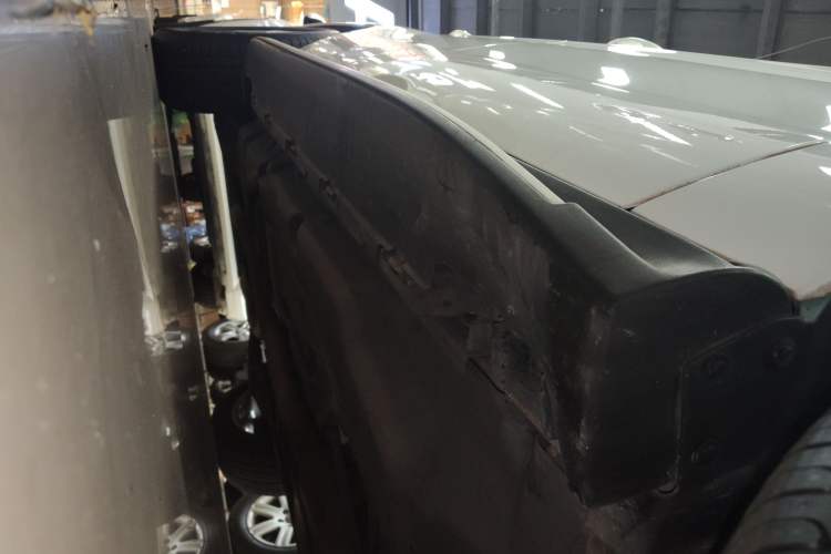 Used Mercedes-Benz M-Class 2015 ML 320 4MATIC Right Side Sill