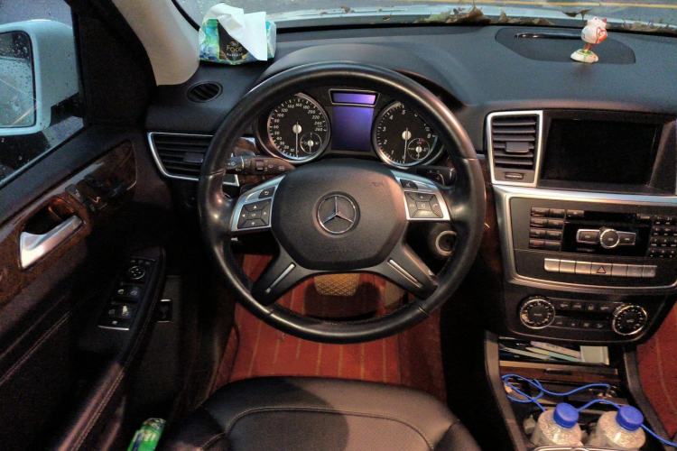Used Mercedes-Benz M-Class 2015 ML 400 4MATIC Dynamic Model Steering Wheel
