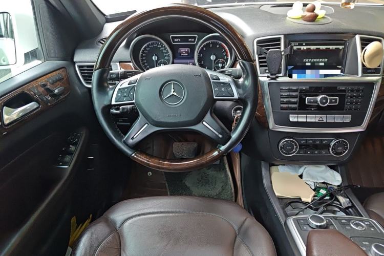 Used Mercedes-Benz M-Class 2015 ML 400 4MATIC Luxury Model Steering Wheel