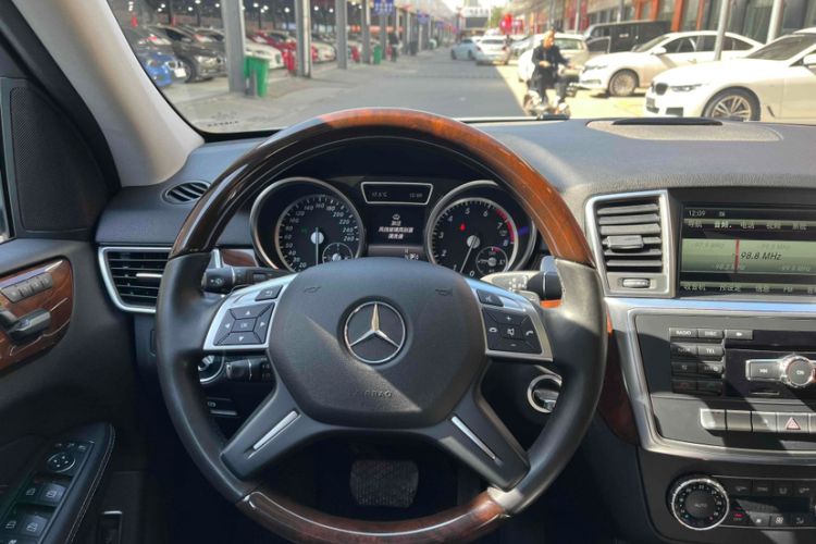 Used Mercedes-Benz M-Class 2015 ML 400 4MATIC Luxury Model Steering Wheel
