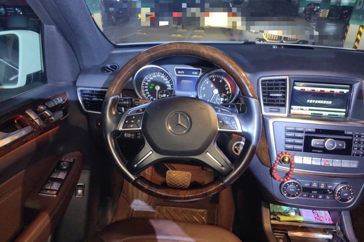 Used Mercedes-Benz M-Class 2015 ML 400 4MATIC Luxury Model Steering Wheel