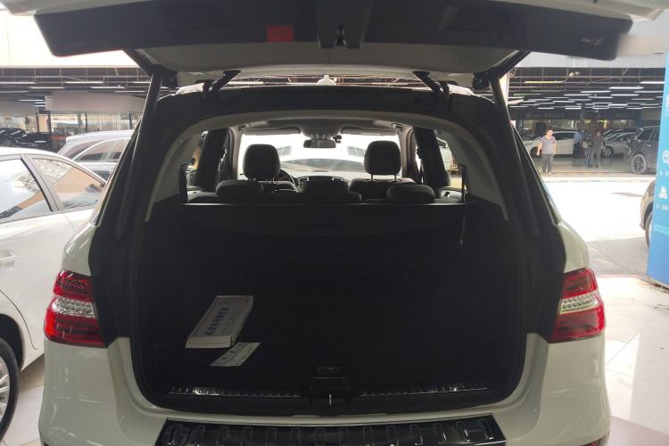 Used Mercedes-Benz M-Class 2015 ML 320 4MATIC Trunk