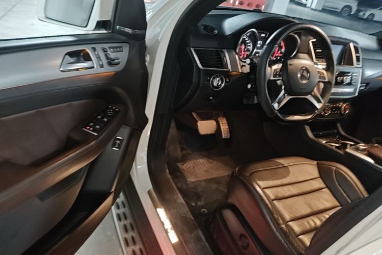 Used Mercedes-Benz M-Class AMG 2012 AMG ML 63 Interior 3