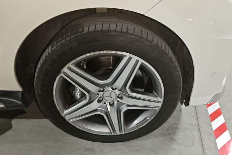 Used Mercedes-Benz M-Class AMG 2012 AMG ML 63 Right Front Wheel Hub