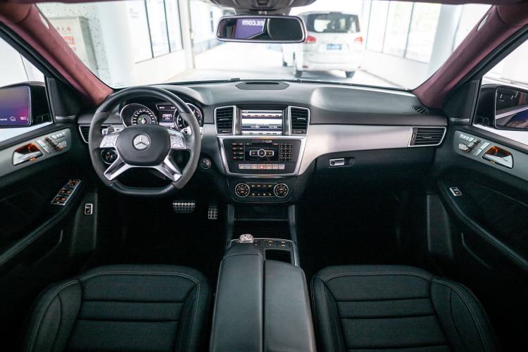 Used Mercedes-Benz M-Class AMG 2014 AMG ML 63 Interior 2