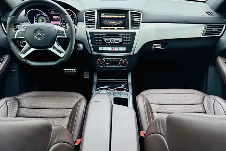 Used Mercedes-Benz M-Class AMG 2014 AMG ML 63 Interior 2