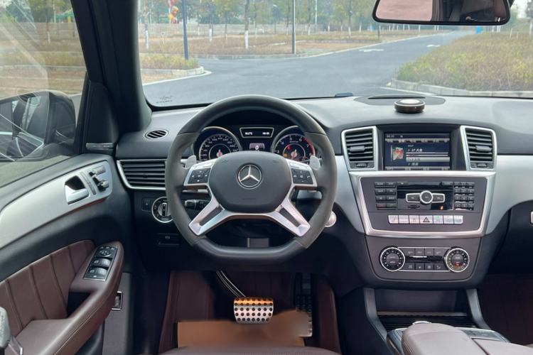 Used Mercedes-Benz M-Class AMG 2014 AMG ML 63 Interior 3