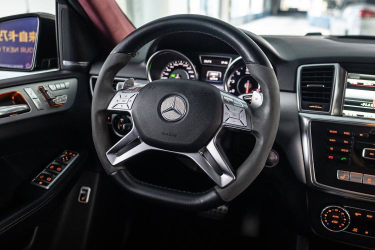 Used Mercedes-Benz M-Class AMG 2014 AMG ML 63 Interior 4