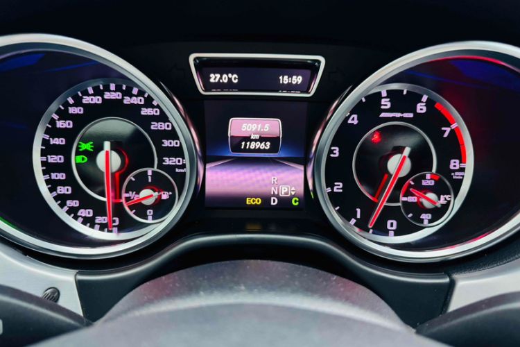 Used Mercedes-Benz M-Class AMG 2014 AMG ML 63 Odometer Close Up
