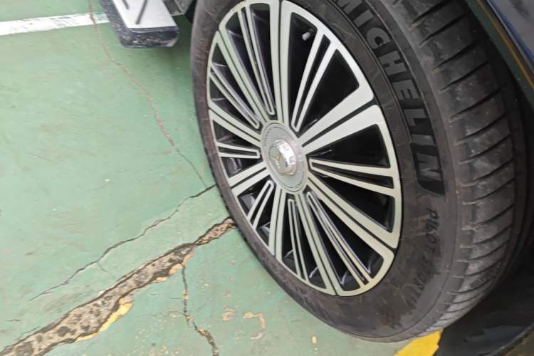 Used Mercedes-Benz Maybach GLS 2021 GLS 480 4MATIC Right Front Wheel Hub