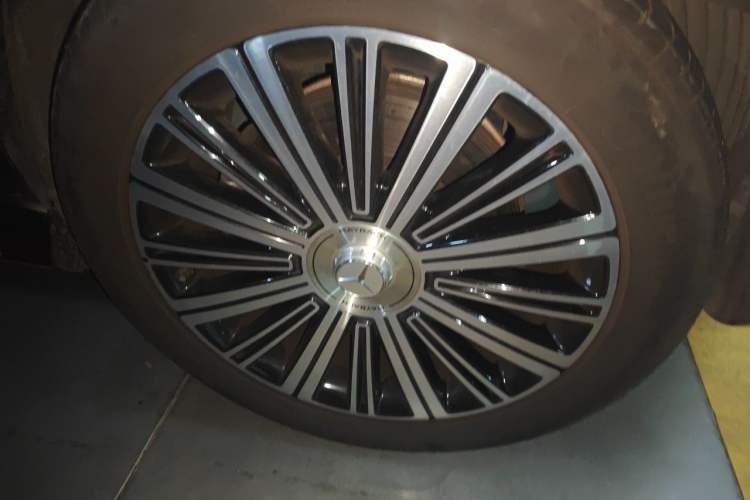 Used Mercedes-Benz Maybach GLS 2022 GLS 480 4MATIC Right Front Wheel Hub