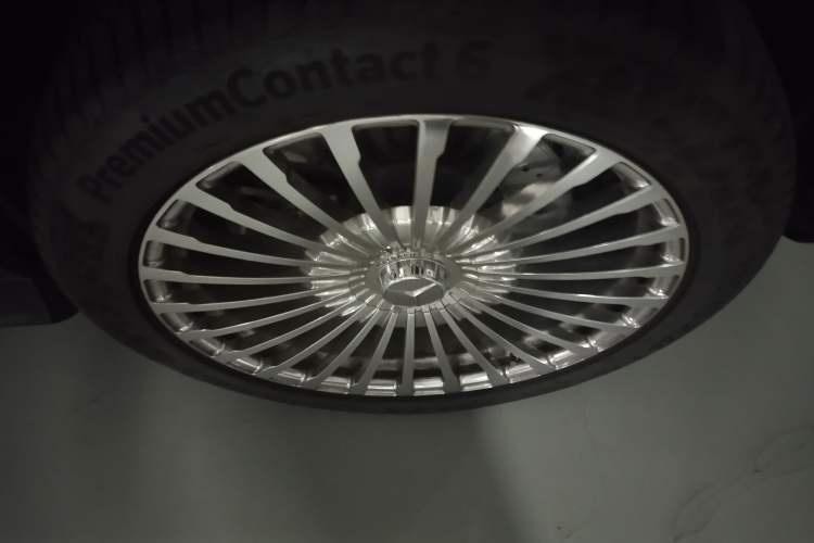 Used Mercedes-Benz Maybach GLS 2022 GLS 480 4MATIC Right Front Wheel Hub