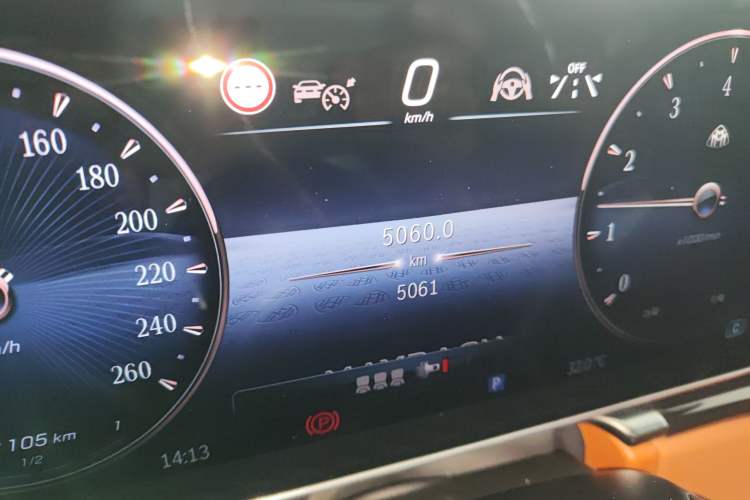 Used Mercedes-Benz Maybach S-Class 2025-Year Restyled S 480 4MATIC Odometer Close Up