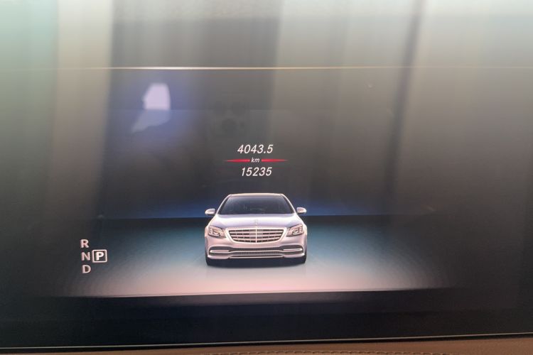 Used Mercedes-Benz Maybach S-Class 2019 S 560 4MATIC Odometer Close Up