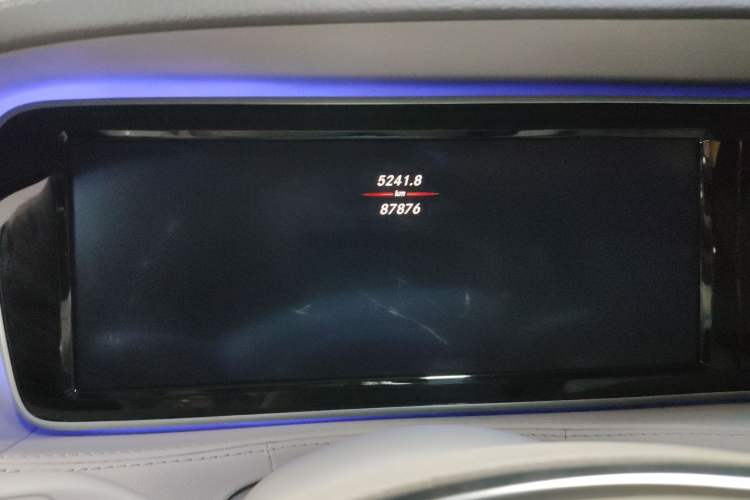 Used Mercedes-Benz Maybach S-Class 2015 S 400 4MATIC Odometer Close Up