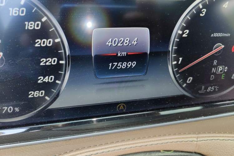 Used Mercedes-Benz Maybach S-Class 2015 S 400 4MATIC Odometer Close Up