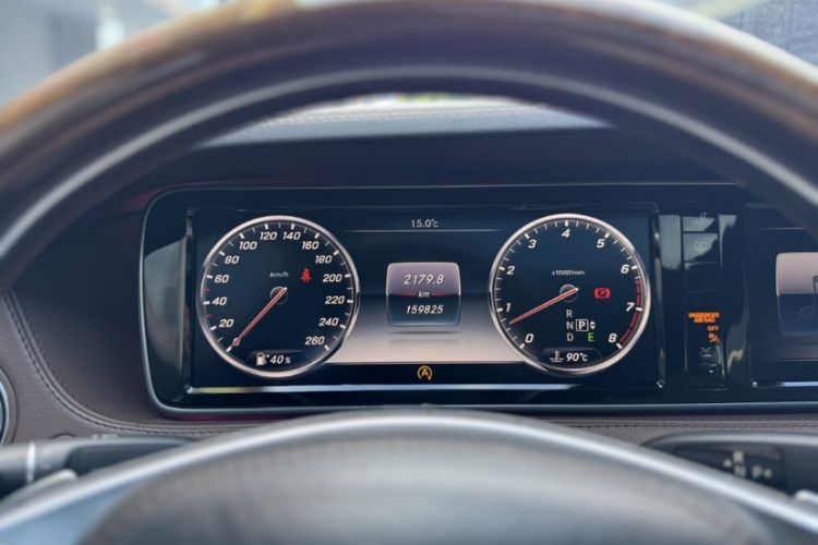 Used Mercedes-Benz Maybach S-Class 2015 S 400 4MATIC Odometer Close Up