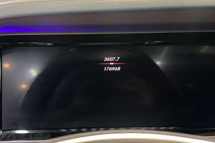 Used Mercedes-Benz Maybach S-Class 2015 S 400 4MATIC Odometer Close Up